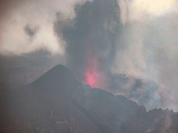 La ceniza cubre pueblos en La Palma dificultando el trasporte y destrozando plantaciones enteras