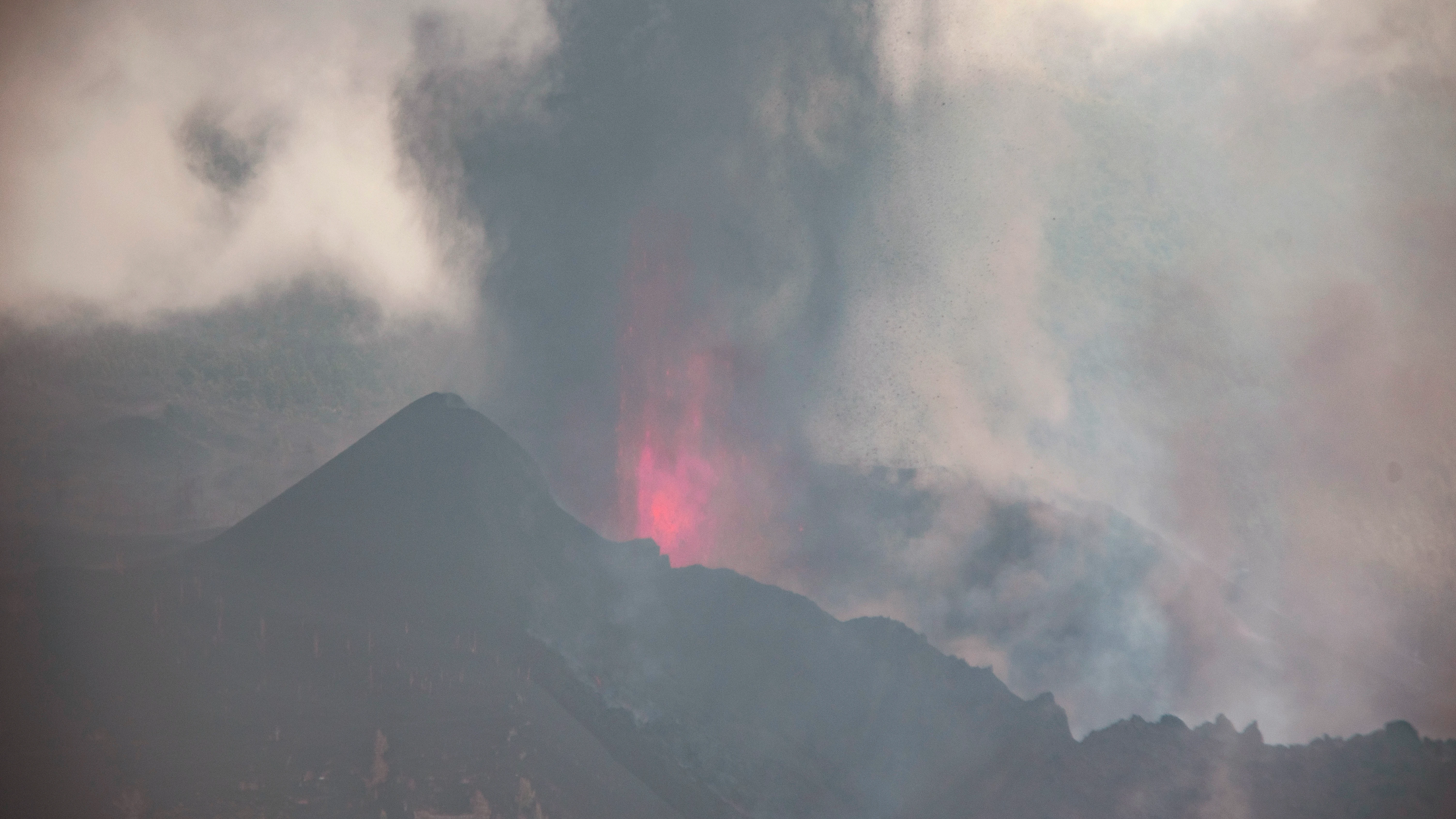 La ceniza cubre pueblos en La Palma dificultando el trasporte y destrozando plantaciones enteras