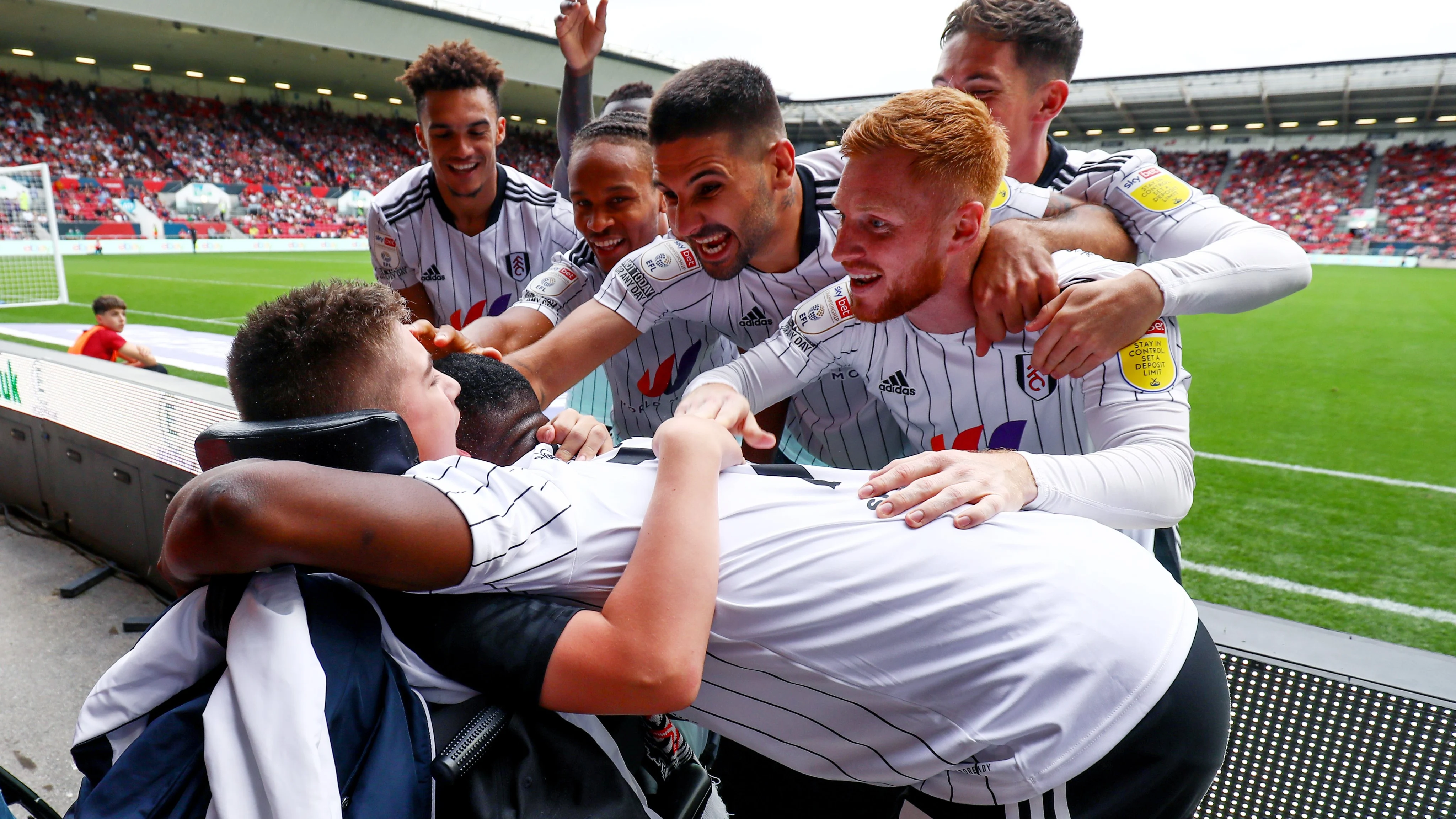 El Fulham celebra un gol con Rhys Porter 