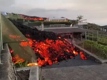 Imagen del colegio destruido por la lava en La Palma