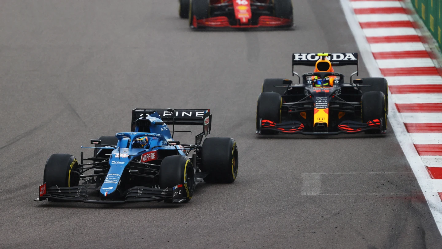 El adelantamiento de Fernando Alonso a Checo Pérez para ponerse tercero que no se vio en televisión El adelantamiento de Fernando Alonso a Checo Pérez para ponerse tercero que no se vio en televisión