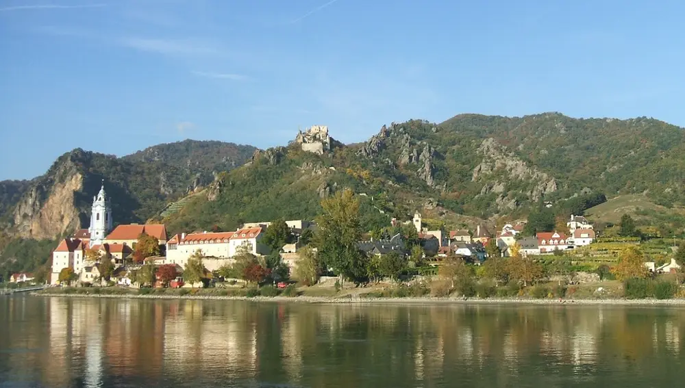 Panormámica de Dürnstein con el castillo al fondo y en lo alto
