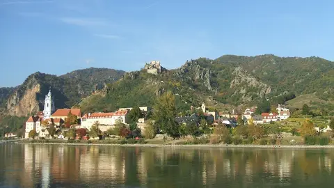Panormámica de Dürnstein con el castillo al fondo y en lo alto Panormámica de Dürnstein con el castillo al fondo y en lo alto