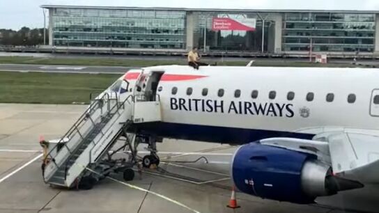 El exatleta James Brown, sobre un avi&oacute;n
