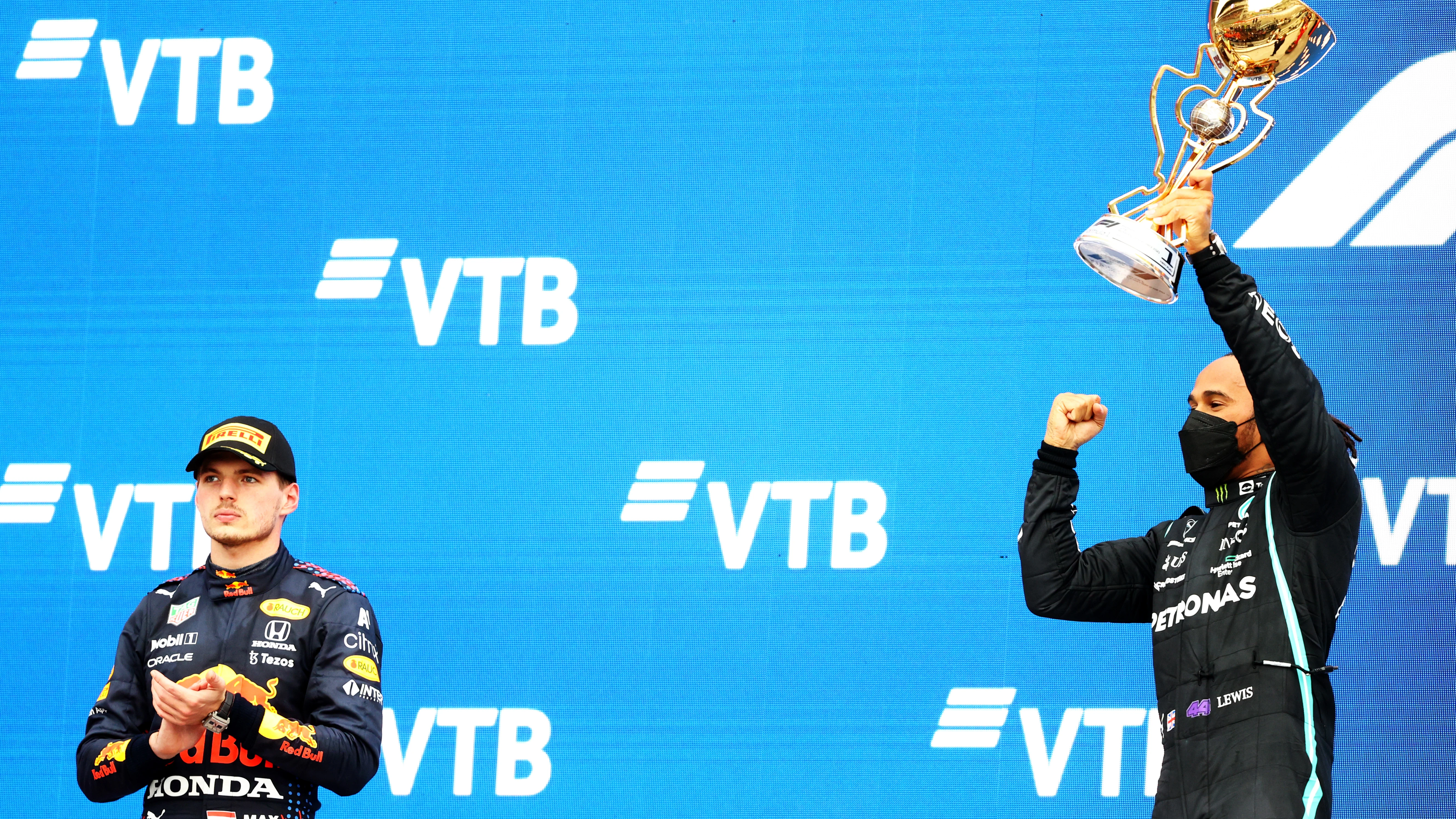 Max Verstappen y Lewis Hamilton