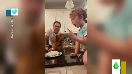 La cara de susto de un padre cuando ve que su hijo se mete una vela encendida en la boca para apagarla La cara de susto de un padre cuando ve que su hijo se mete una vela encendida en la boca para apagarla