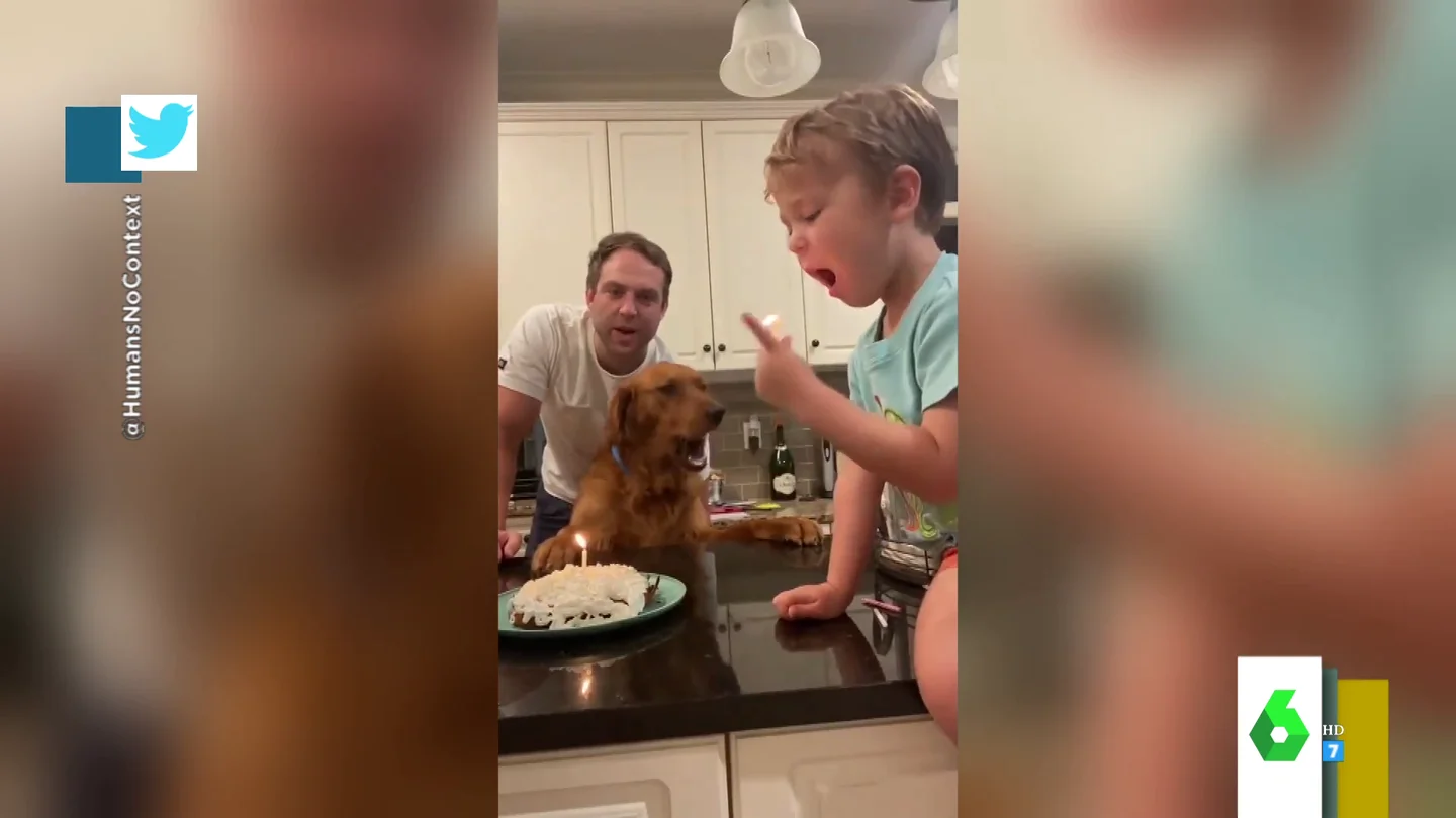 La cara de susto de un padre cuando ve que su hijo se mete una vela encendida en la boca para apagarla La cara de susto de un padre cuando ve que su hijo se mete una vela encendida en la boca para apagarla