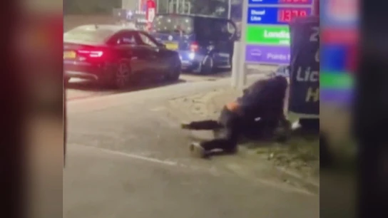 Peleas y robos de combustible en las gasolineras de Reino Unido por la escasez de abastecimiento Peleas y robos de combustible en las gasolineras de Reino Unido por la escasez de abastecimiento