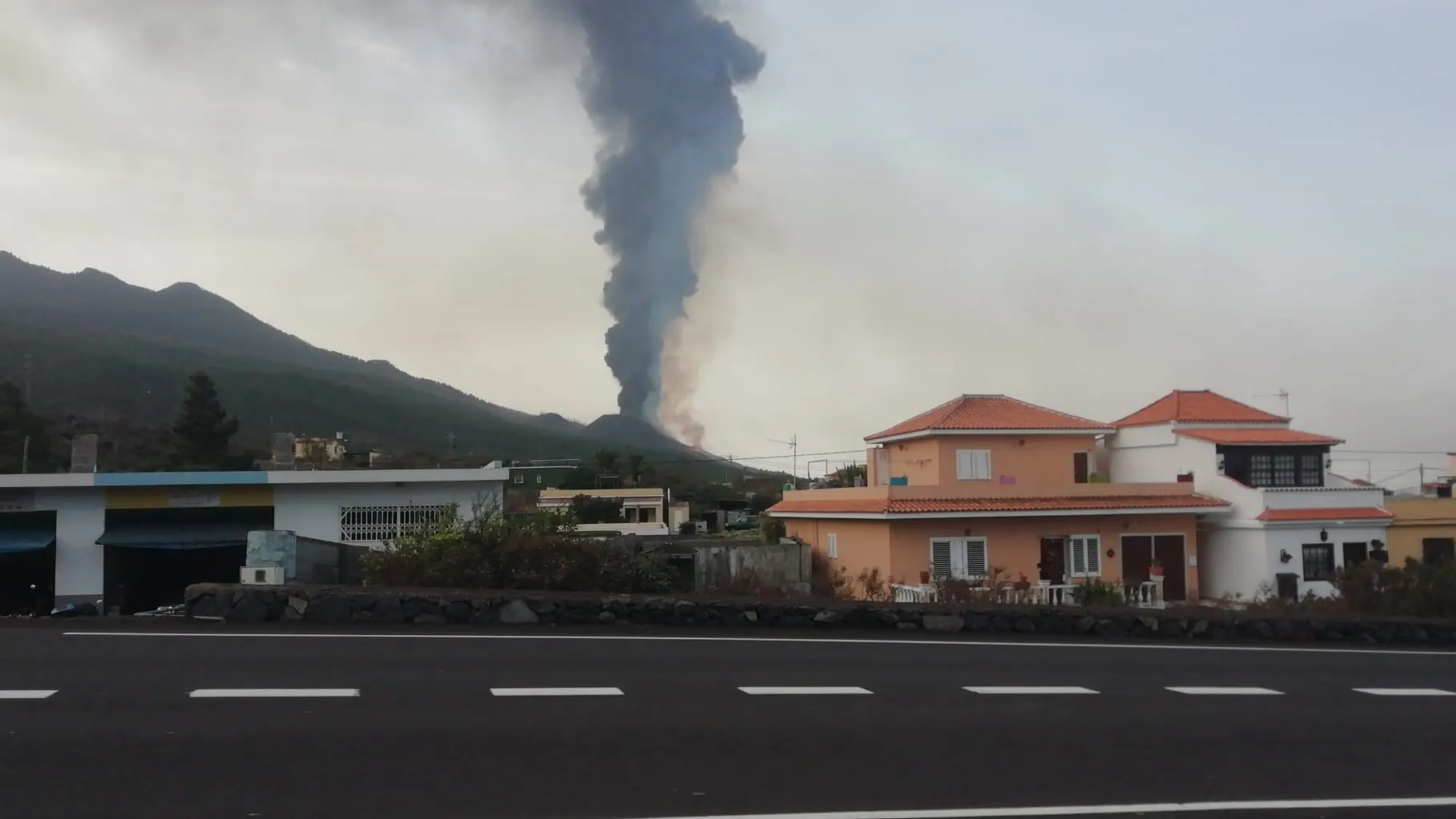 Columna negra del volcán de gases y ceniza