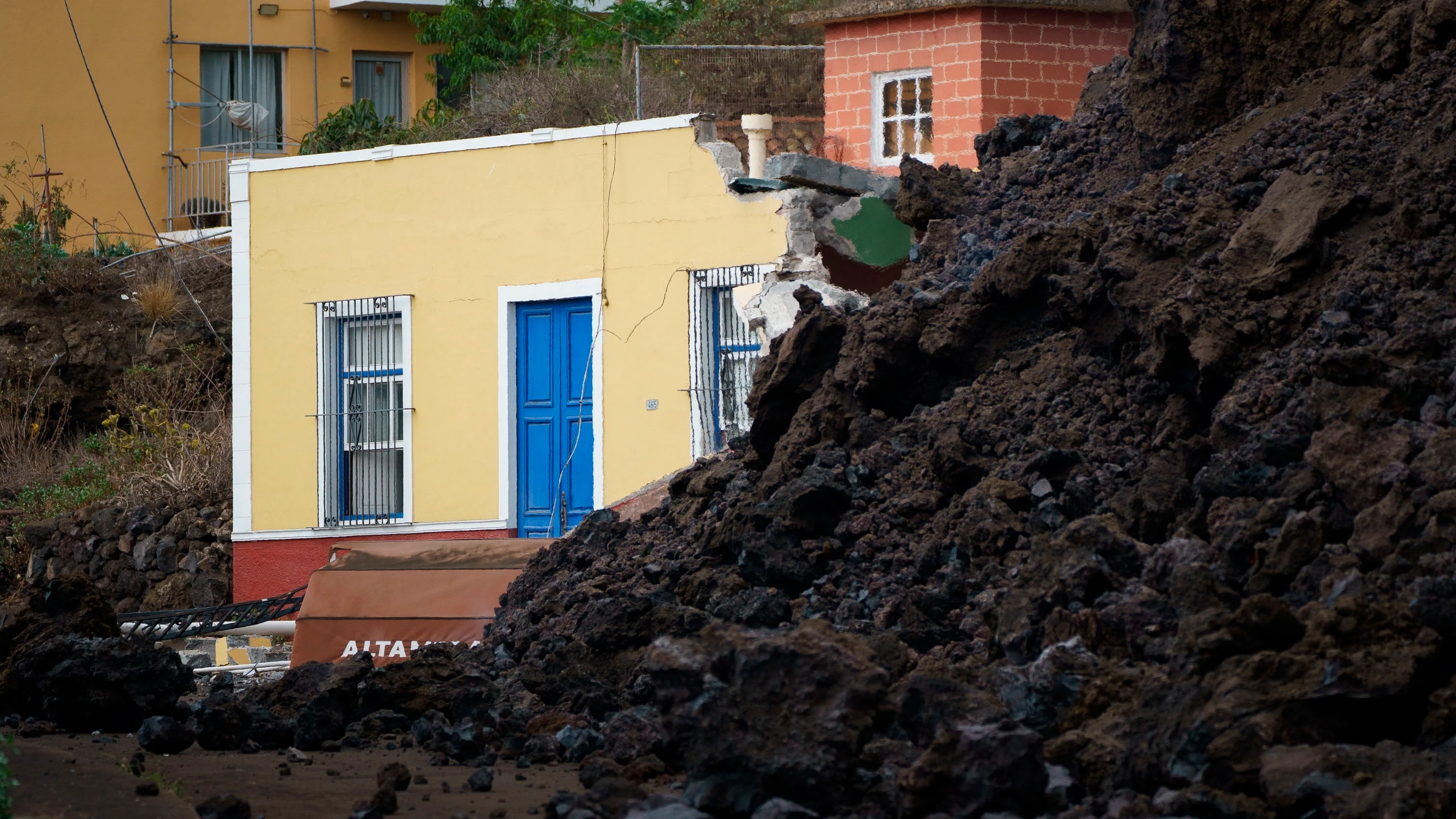 Una vivienda sepultada bajo la lava en el municipio de Los Llanos de Aridane