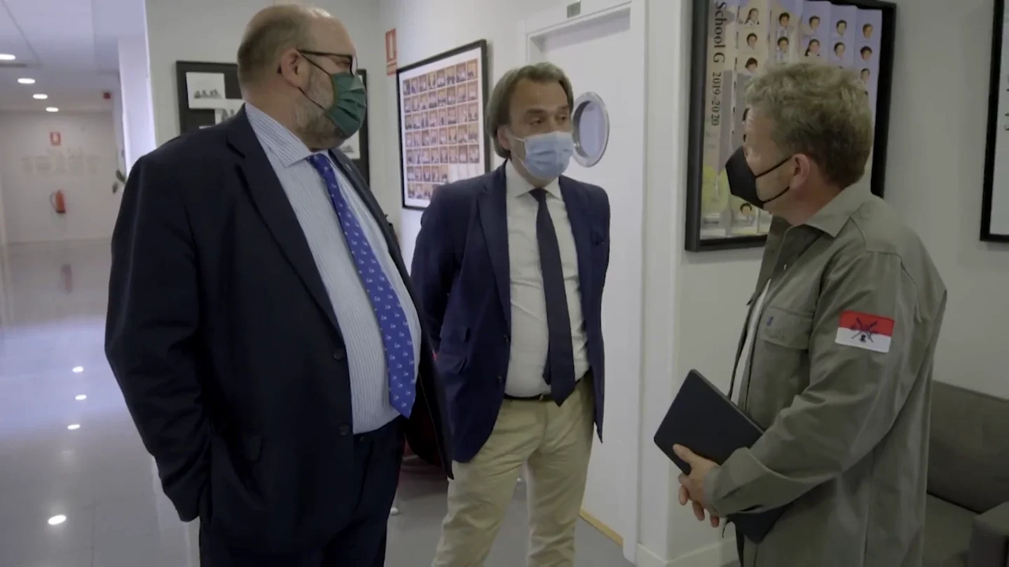 Alberto Chicote pone contra las cuerdas al director del colegio San Patricio en 'Te lo vas a comer' Alberto Chicote pone contra las cuerdas al director del colegio San Patricio en 'Te lo vas a comer'