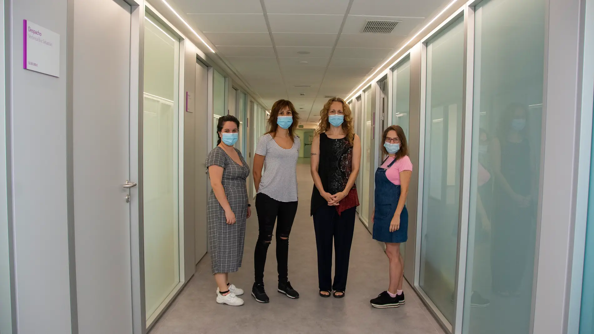 Las cuatro investigadoras posan en un pasillo del Centro Nacional de Microbiología