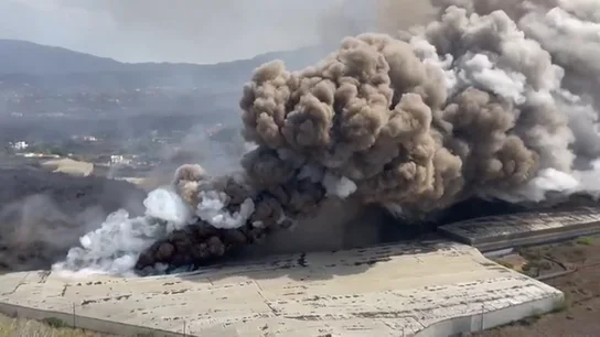 Vídeo: el momento en el que la lava destroza las plataneras emitiendo una nube de humo tóxica Vídeo: el momento en el que la lava destroza las plataneras emitiendo una nube de humo tóxica