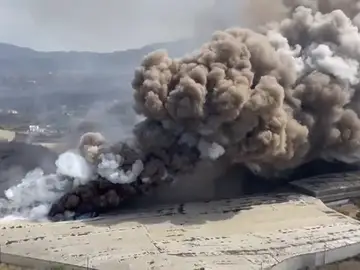 Vídeo: el momento en el que la lava destroza las plataneras emitiendo una nube de humo tóxica