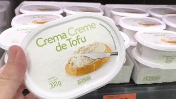 Crema de Tofu Hacendado en un refrigerador.
