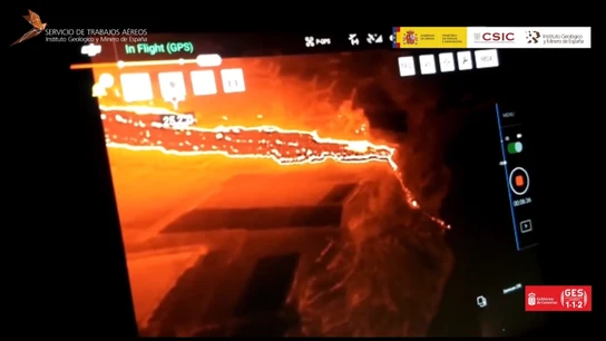 Las espectaculares imágenes que muestran cómo se formó la cascada de lava que llegó al mar Las espectaculares imágenes que muestran cómo se formó la cascada de lava que llegó al mar