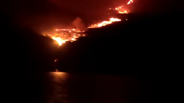 VÍDEO Cae la lava al mar