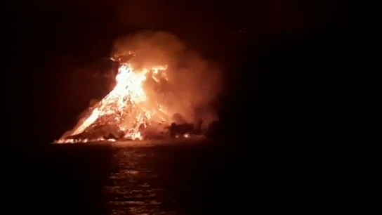 Vídeo de la columna de lava que se está formando al entrar en el mar Vídeo de la lava entrando en el mar