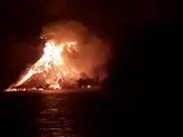 Vídeo de la columna de lava que se está formando al entrar en el mar 