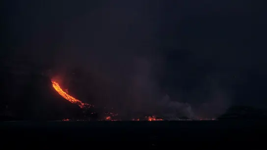 La colada del volcán de La Palma continúa ganando terreno al mar La colada del volcán de La Palma continúa ganando terreno al mar