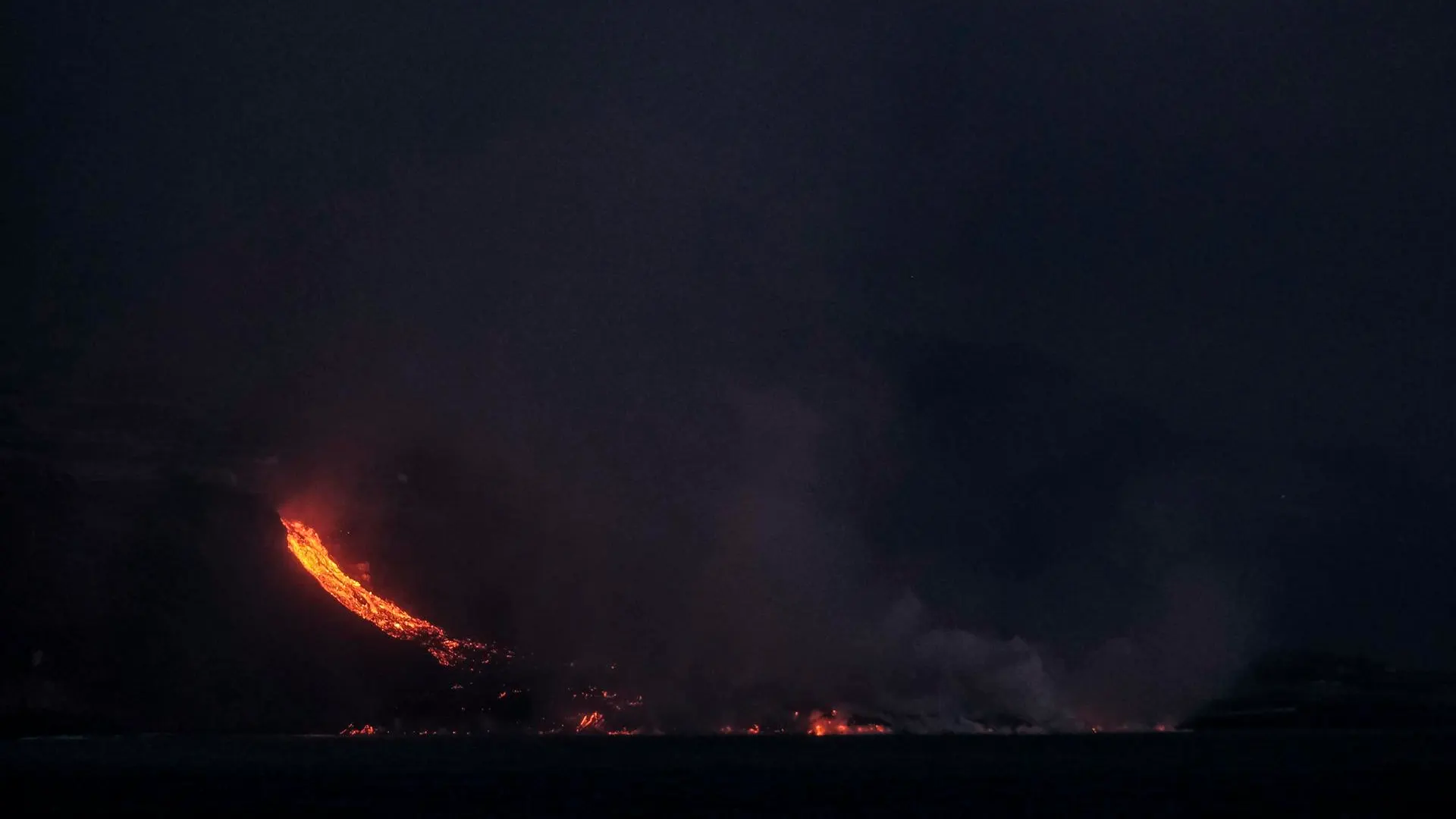 La colada del volcán de La Palma continúa ganando terreno al mar