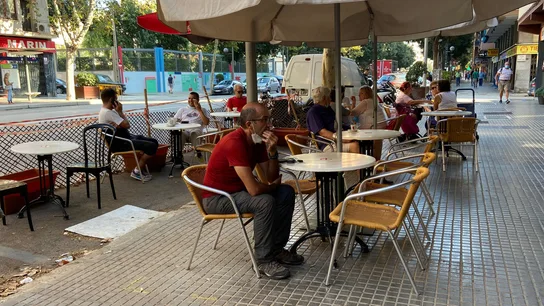 Una terraza de un bar de la Calle Aragón de Palma. Una terraza de un bar de la Calle Aragón de Palma.