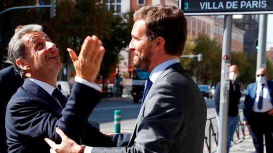 l líder del PP, Pablo Casado (dcha), saluda al expresidente francés Nicolás Sarkozy l líder del PP, Pablo Casado (dcha), saluda al expresidente francés Nicolás Sarkozy