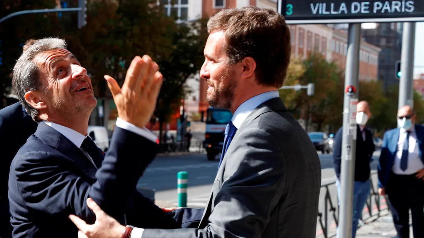 l líder del PP, Pablo Casado (dcha), saluda al expresidente francés Nicolás Sarkozy l líder del PP, Pablo Casado (dcha), saluda al expresidente francés Nicolás Sarkozy