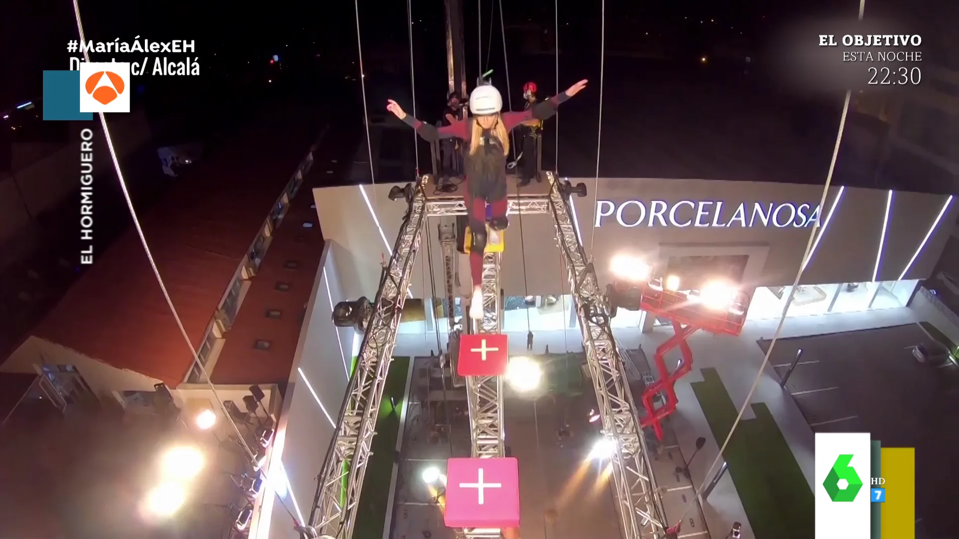 El sufrimiento de Kira Miró al cruzar una plataforma a 20 metros de altura:  "Espera, me estoy mareando"
