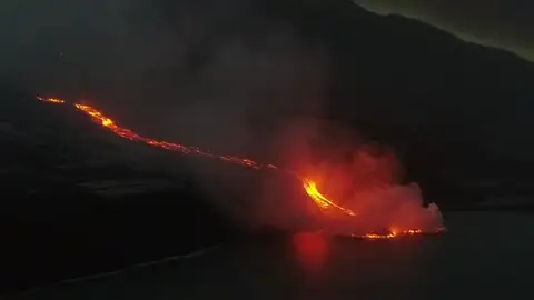 Imágenes de dron de la lava cayendo al mar Imágenes de dron de la lava cayendo al mar
