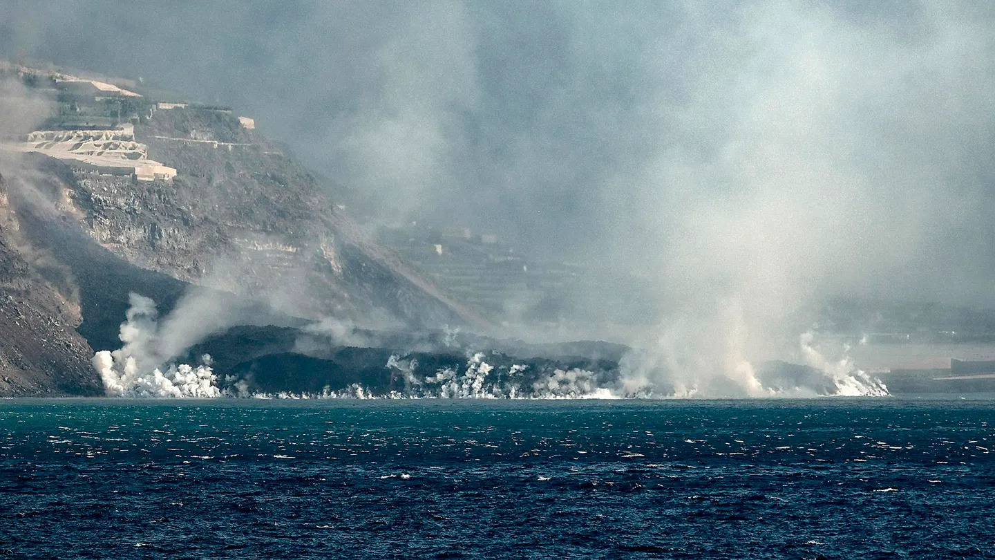 La colada del volcán de La Palma, que llegó al mar por el acantilado de Los Guirres en la costa de Tazacorte, sigue avanzando La colada del volcán de La Palma, que llegó al mar por el acantilado de Los Guirres en la costa de Tazacorte, sigue avanzando