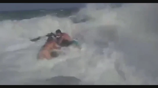 Los dos jóvenes agarrados a una roca en Torrevieja Los dos jóvenes agarrados a una roca en Torrevieja