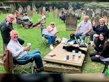 Un cura británico organiza un &#39;botellón&#39; de cuatro días en un cementerio