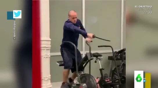El surrealista entrenamiento de un joven con una catana en un gimnasio El surrealista entrenamiento de un joven con una catana en un gimnasio
