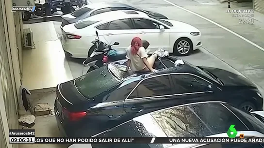 Una mujer cae del balcón Una mujer cae del balcón