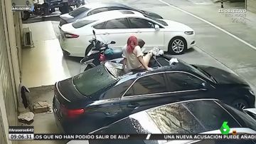 Una mujer cae del balcón