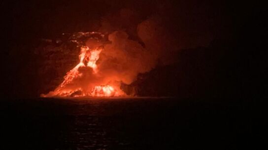 Imagen del cono que se est&aacute; formando a los pies del acantilado con la lava en el mar.
