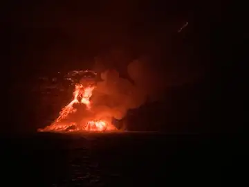 Imagen del cono que se está formando a los pies del acantilado con la lava en el mar.
