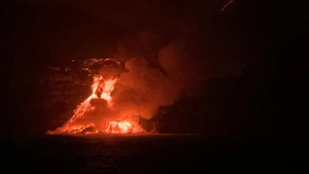 Imagen del cono que se está formando a los pies del acantilado con la lava en el mar.