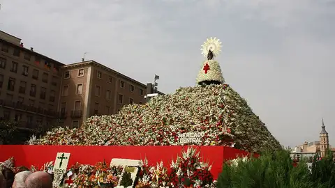 Ofrenda floral a la Virgen del Pilar Ofrenda floral a la Virgen del Pilar