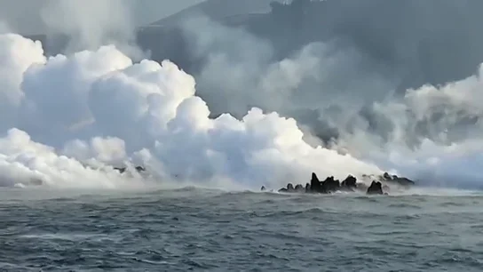 La entrada de la lava al mar La entrada de la lava al mar