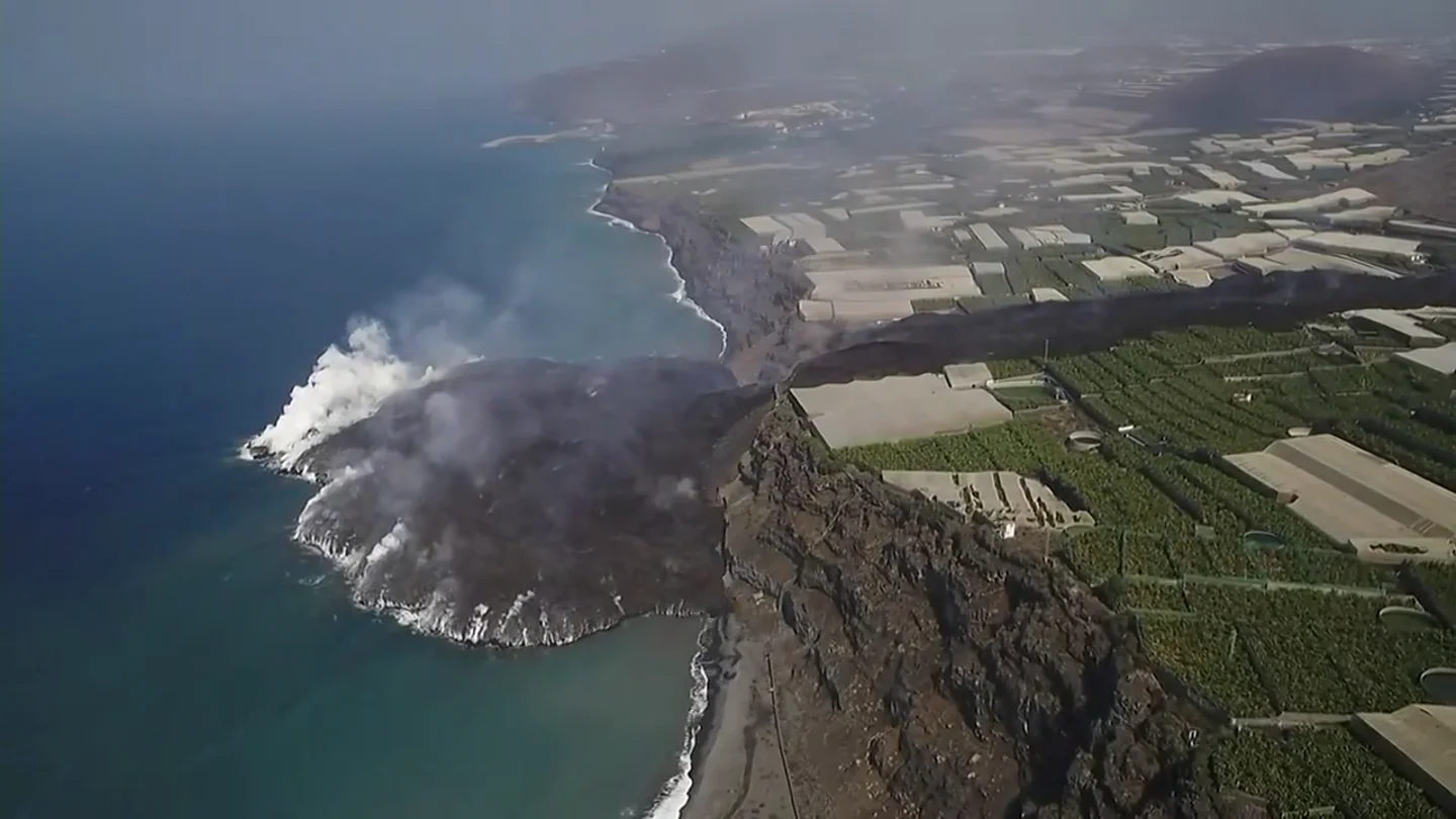 Un isla baja de lava: la nueva plataforma volcánica de más de 8 hectáreas que gana terrero al mar Un isla baja de lava: la nueva plataforma volcánica de más de 8 hectáreas que gana terrero al mar