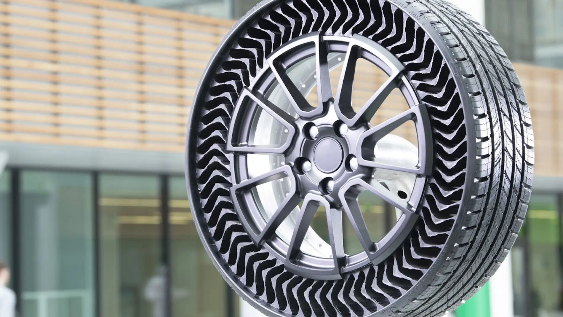 El innovador y revolucionario neumático de Michelin que funciona…sin aire
