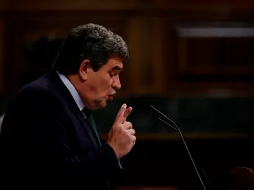 El ministro de Inclusión, Seguridad Social y Migraciones, José Luis Escrivá, durante su intervención en el pleno del Congreso