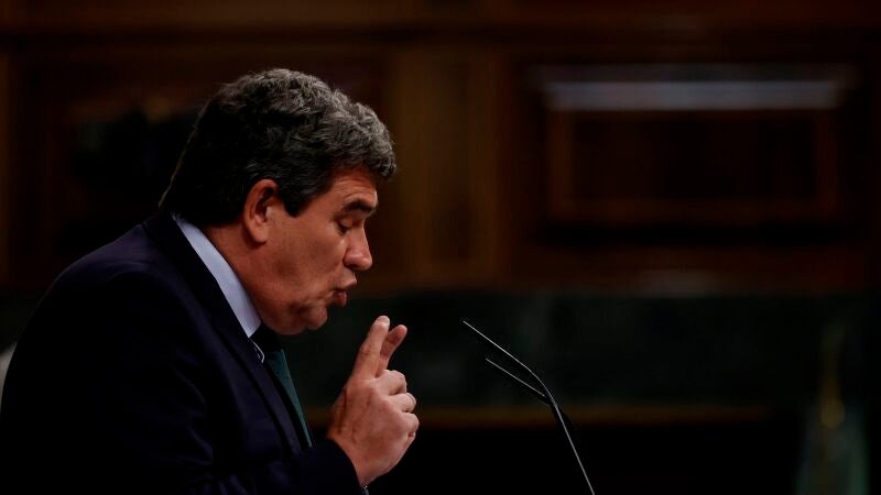 El ministro de Inclusión, Seguridad Social y Migraciones, José Luis Escrivá, durante su intervención en el pleno del Congreso