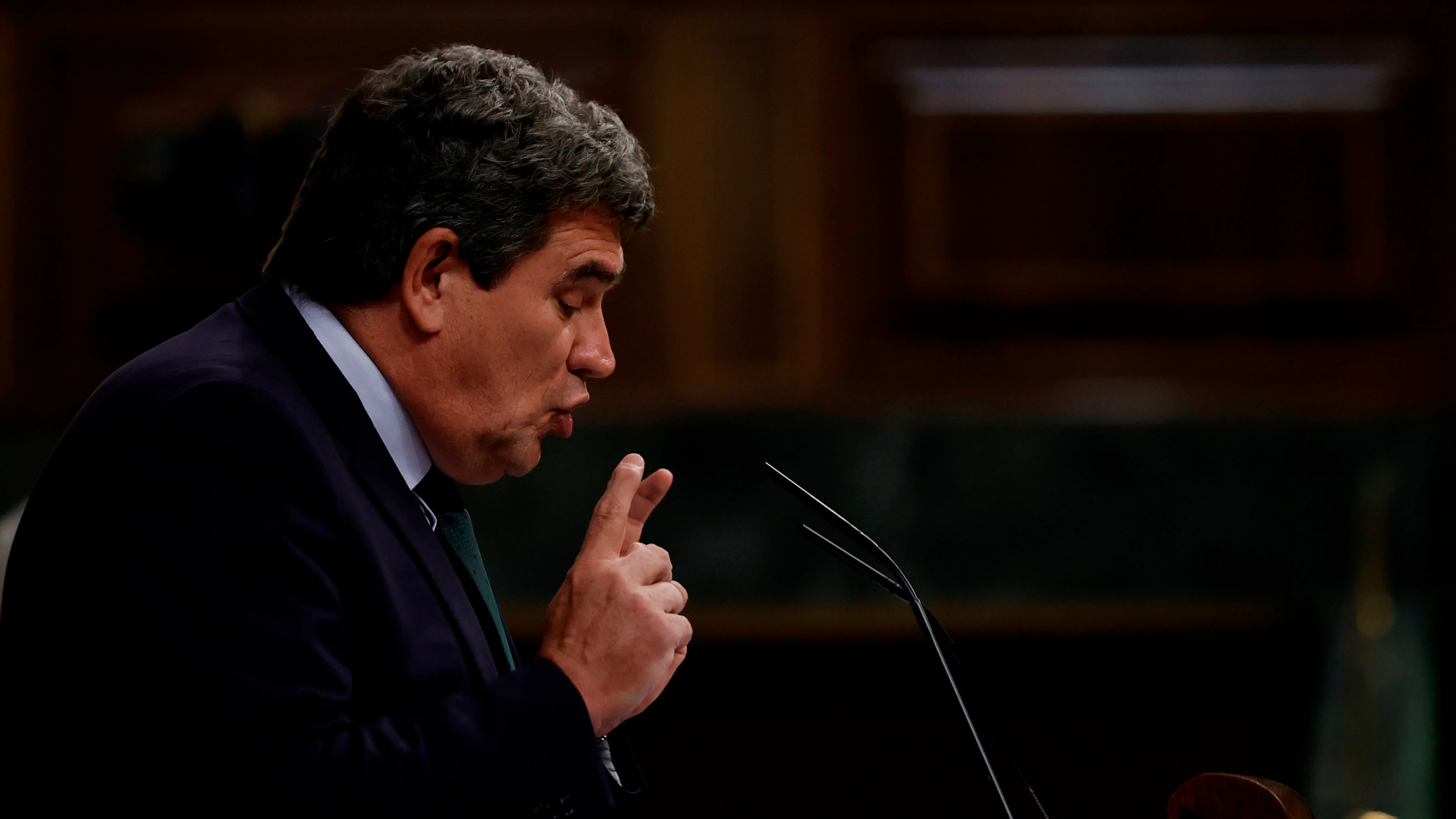 El ministro de Inclusión, Seguridad Social y Migraciones, José Luis Escrivá, durante su intervención en el pleno del Congreso