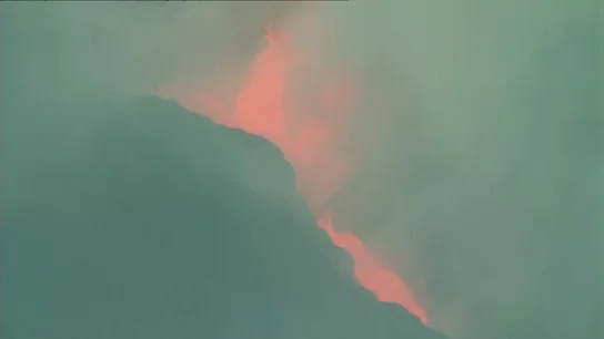 Vídeo | La lava sigue brotando con violencia en el volcán de La Palma Vídeo | La lava sigue brotando con violencia en el volcán de La Palma