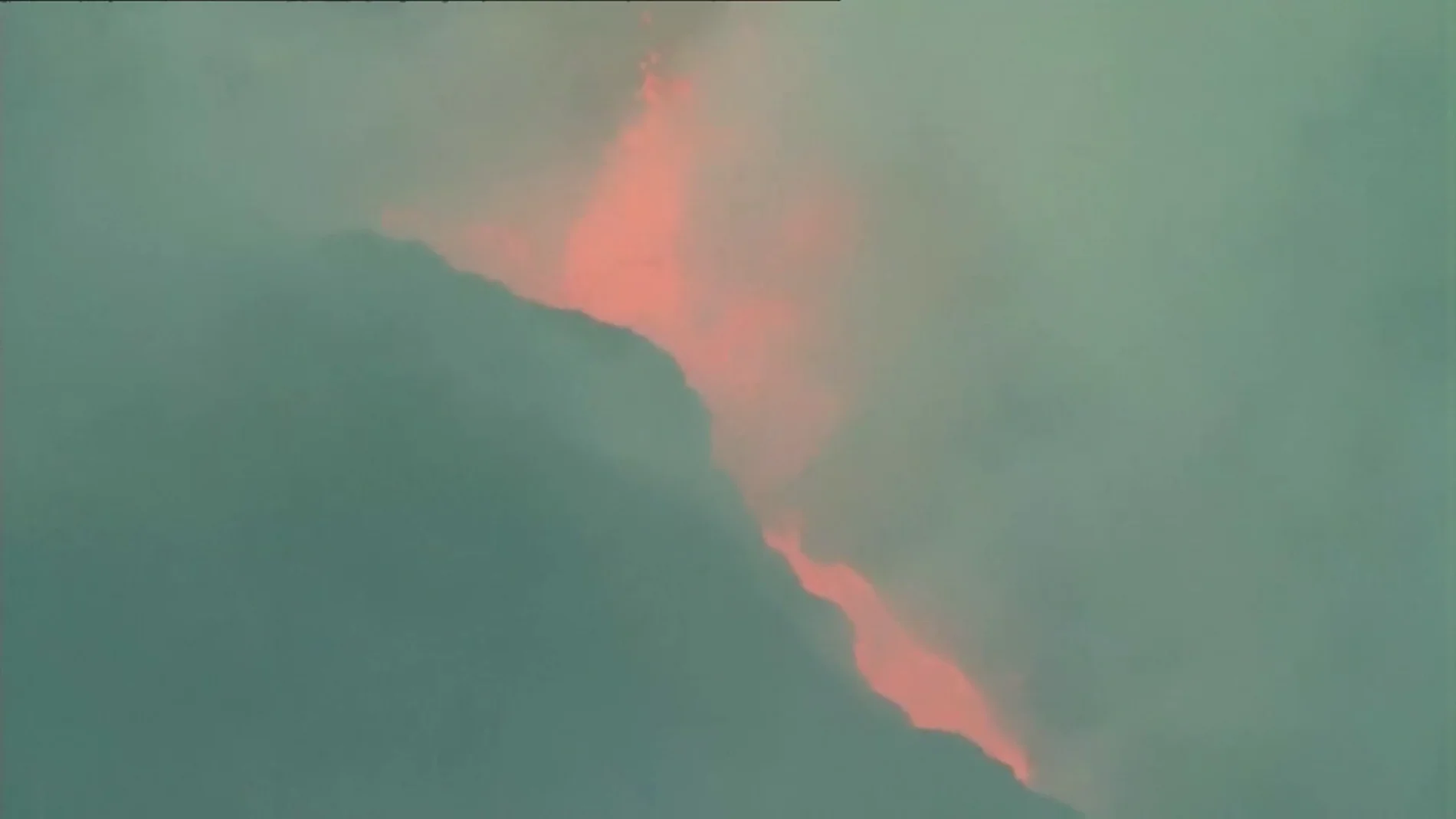 Vídeo | La lava sigue brotando con violencia en el volcán de La Palma