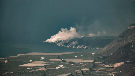 Colada volcánica que ha llegado al mar formando un delta Colada volcánica que ha llegado al mar formando un delta