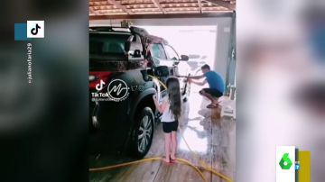 El momento en el que una niña 'ayuda' a su padre a lavar el coche metiendo la manguera en el depósito de gasolina